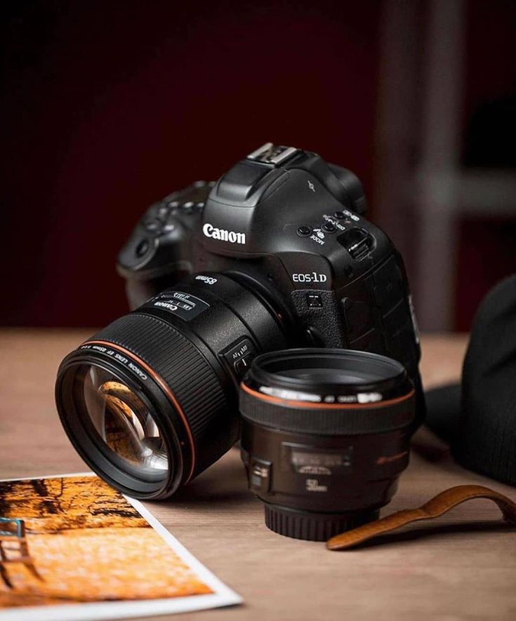Appareil photo Canon EOS-1D avec objectifs professionnels Boîtier Canon EOS-1D avec objectif monté et second objectif posé sur une table